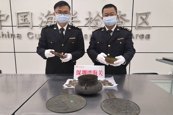 图为:深圳海关所属深圳湾海关关员查获国家禁止出境文物3 图为:深圳海关所属深圳湾海关关员查获国家禁止出境文物3